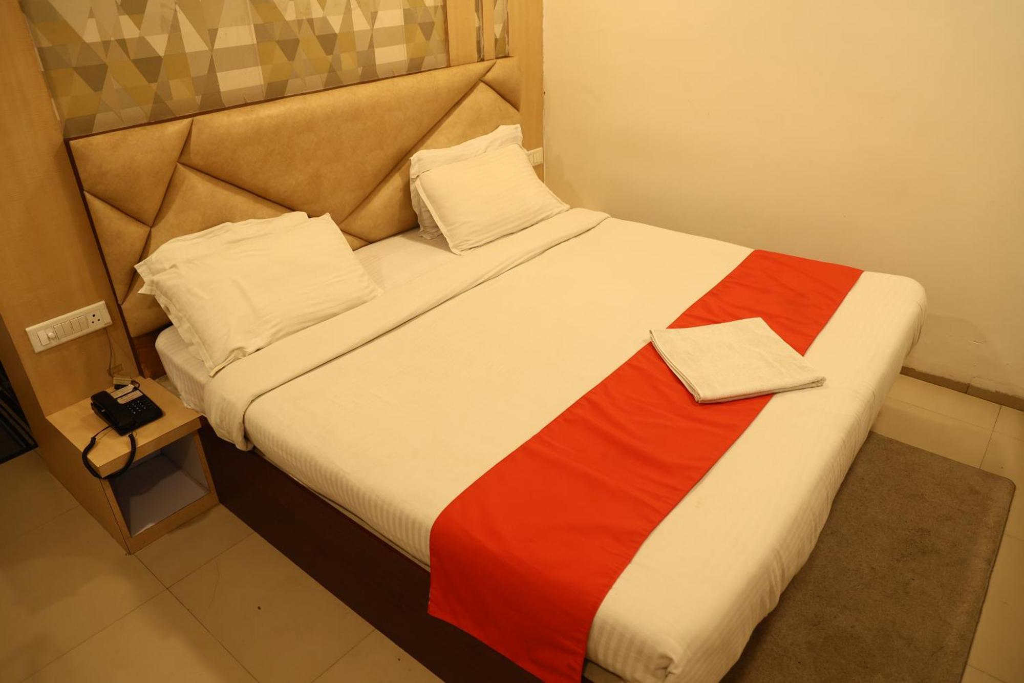 Hotel Bhubaneswari Classic Brahmapur Esterno foto